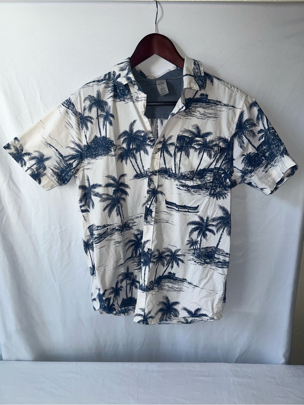 Hurley size Small Men's Short-Sleeve Palm Tree Print Shirt - White/Blue